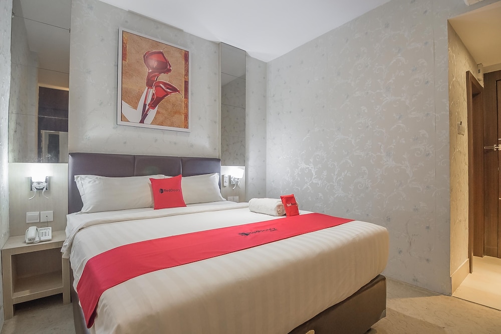 RedDoorz Premium near Grand Batam Mall 32/50