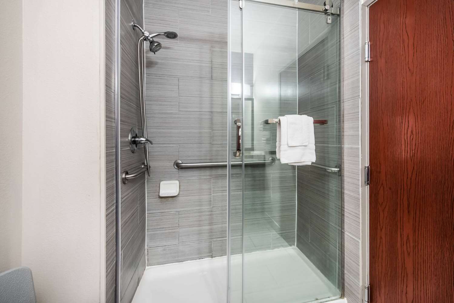 La Quinta Inn & Suites by Wyndham Fairborn Wright-Patterson 50/50