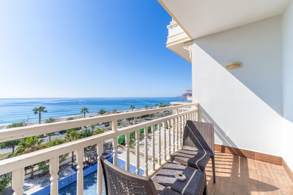 Sey Beach Hotel & Spa 42/50