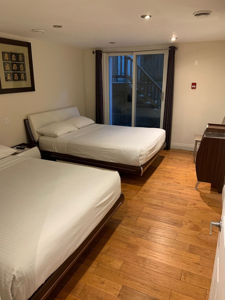 DELUXE, 2 QUEEN BEDS