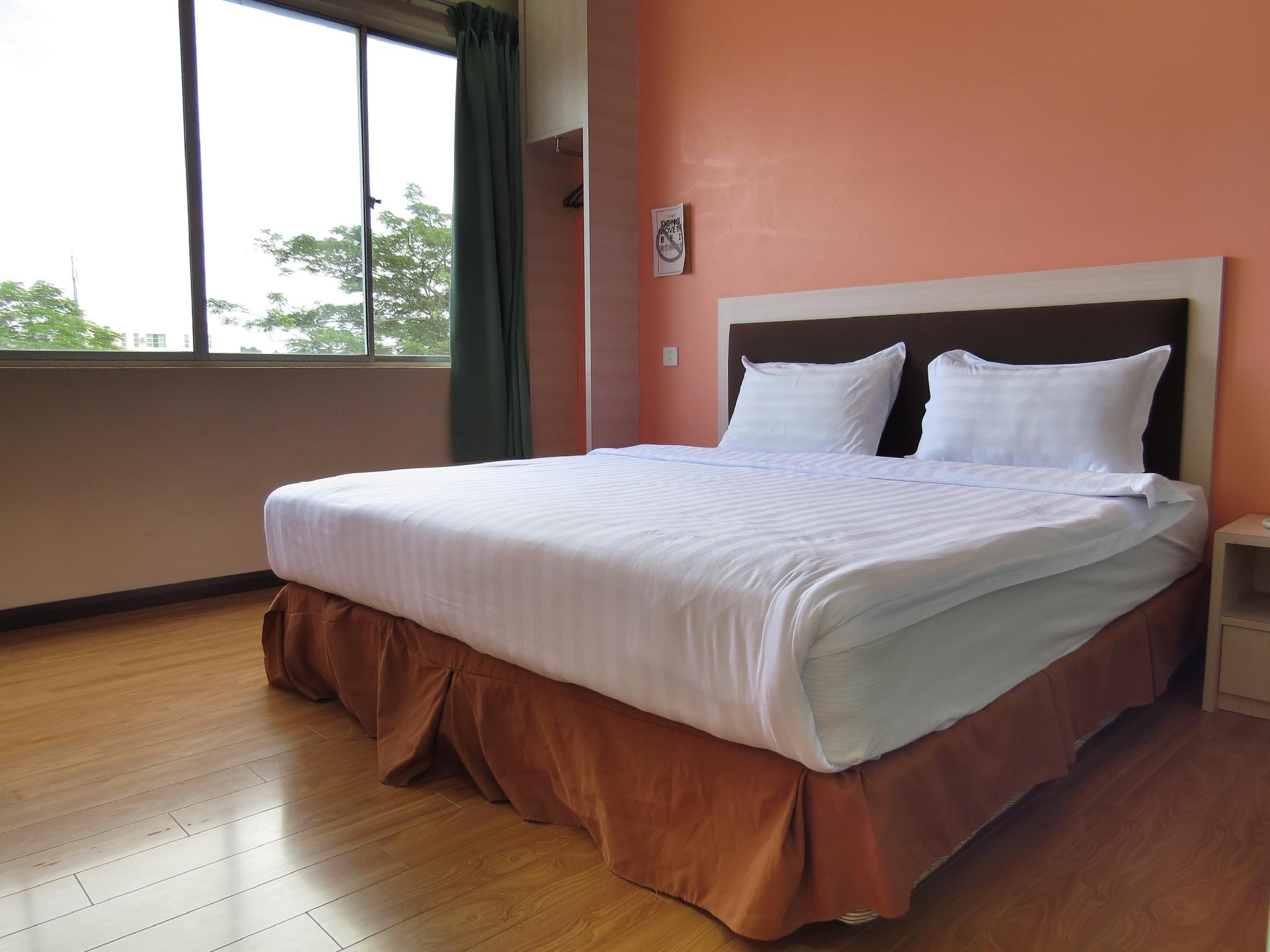 Standard, Queen Bed, No Window