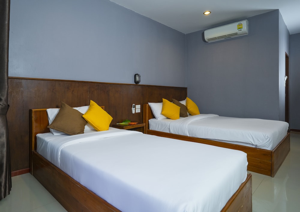 ROOM, TRIPLE, 1 QUEEN AND 1 SINGLE BED