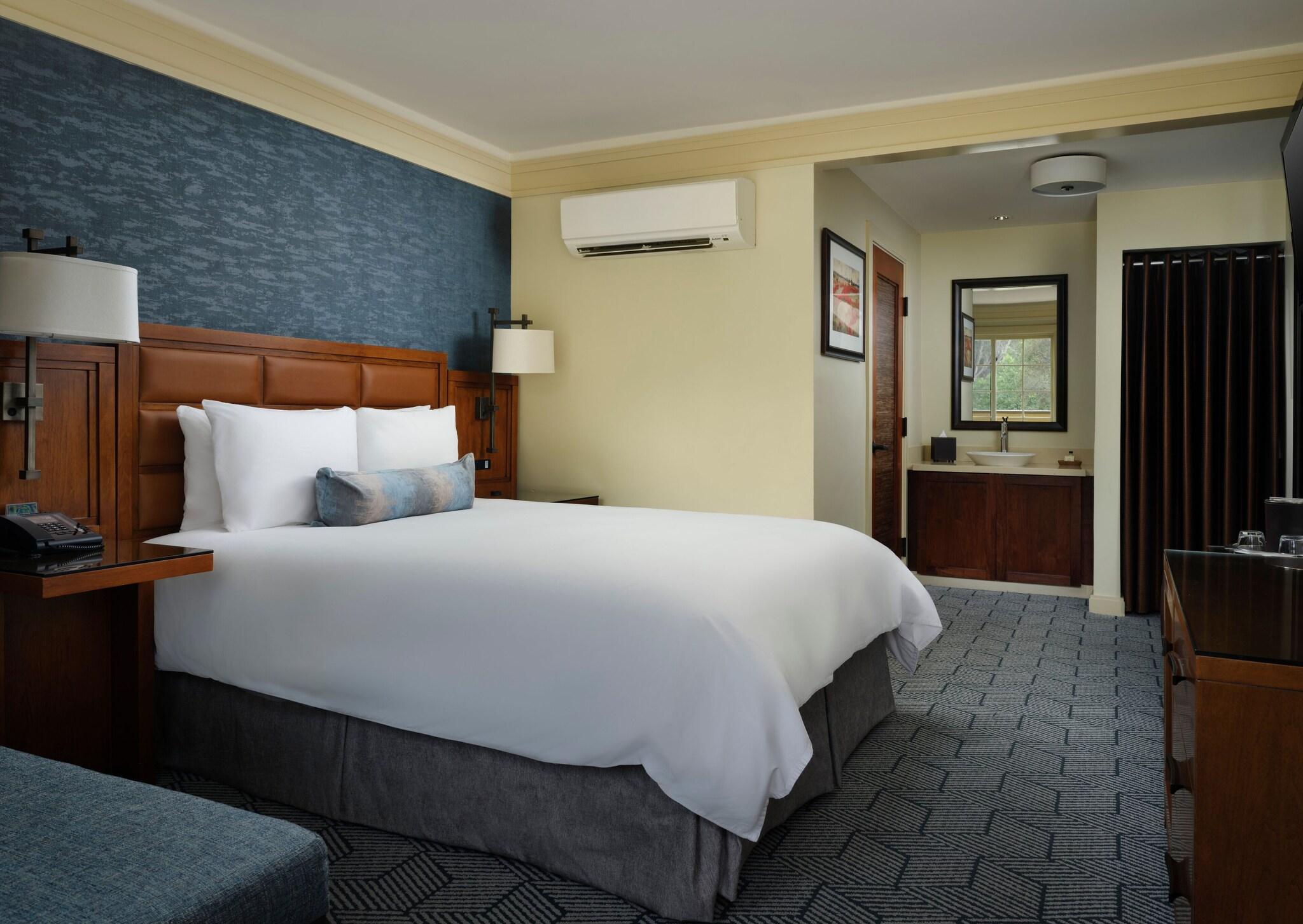 DELUXE, QUEEN BED