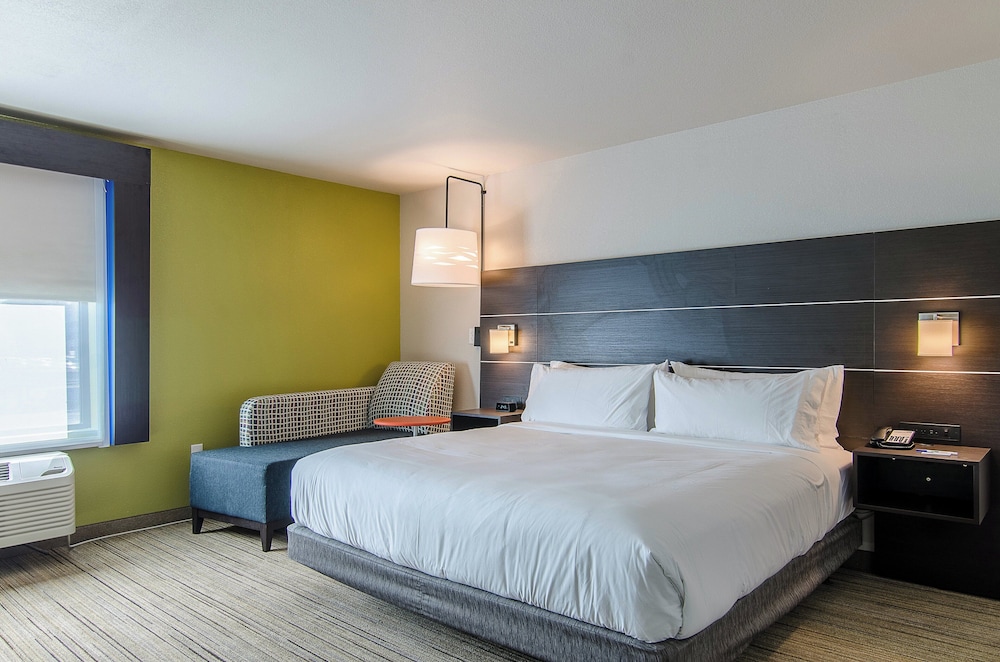 Standard, King Bed, Extra Floor Space, Accessible