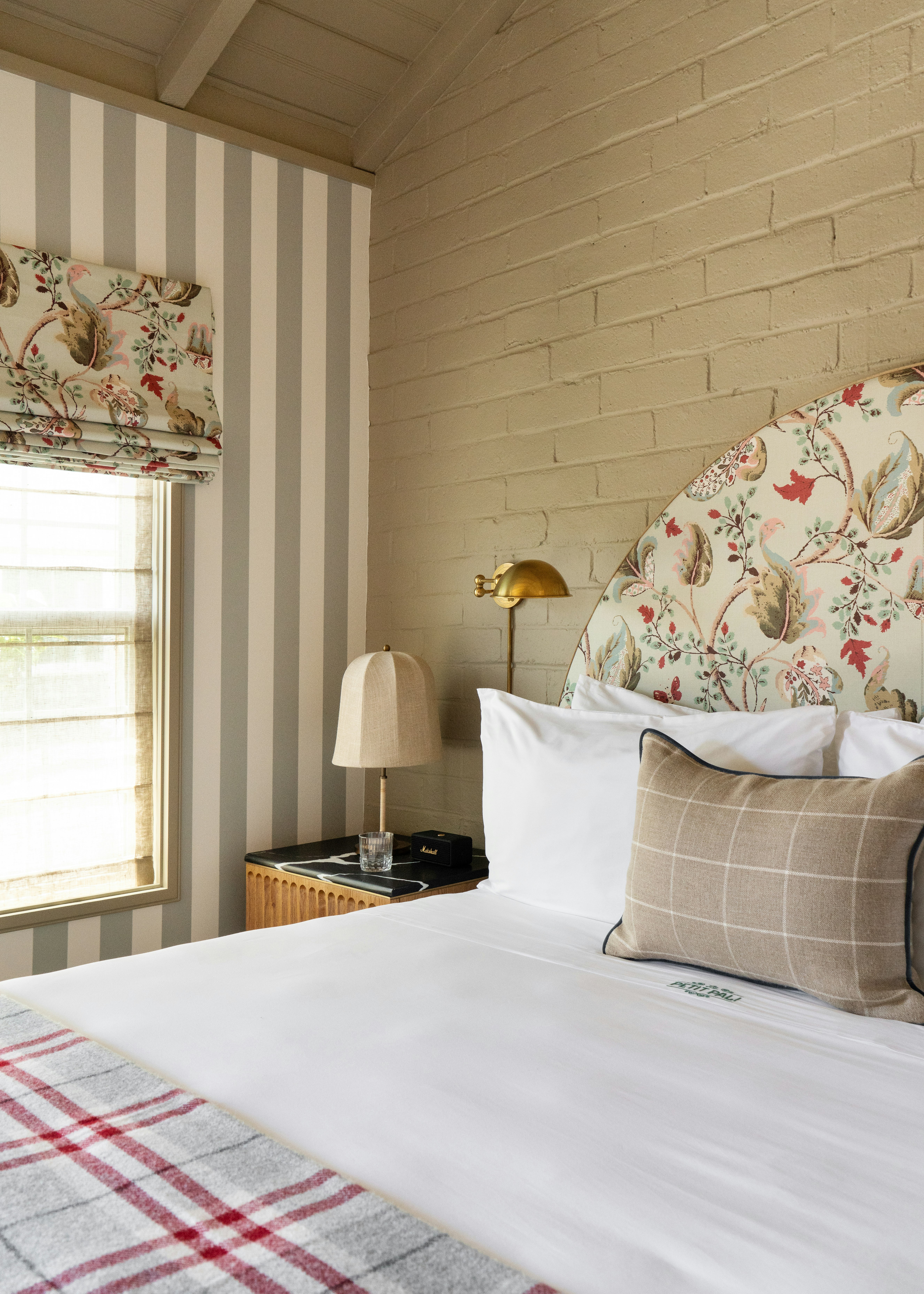 DELUXE, KING BED
