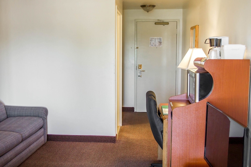 Quality Inn & Suites Longview Kelso 26/44
