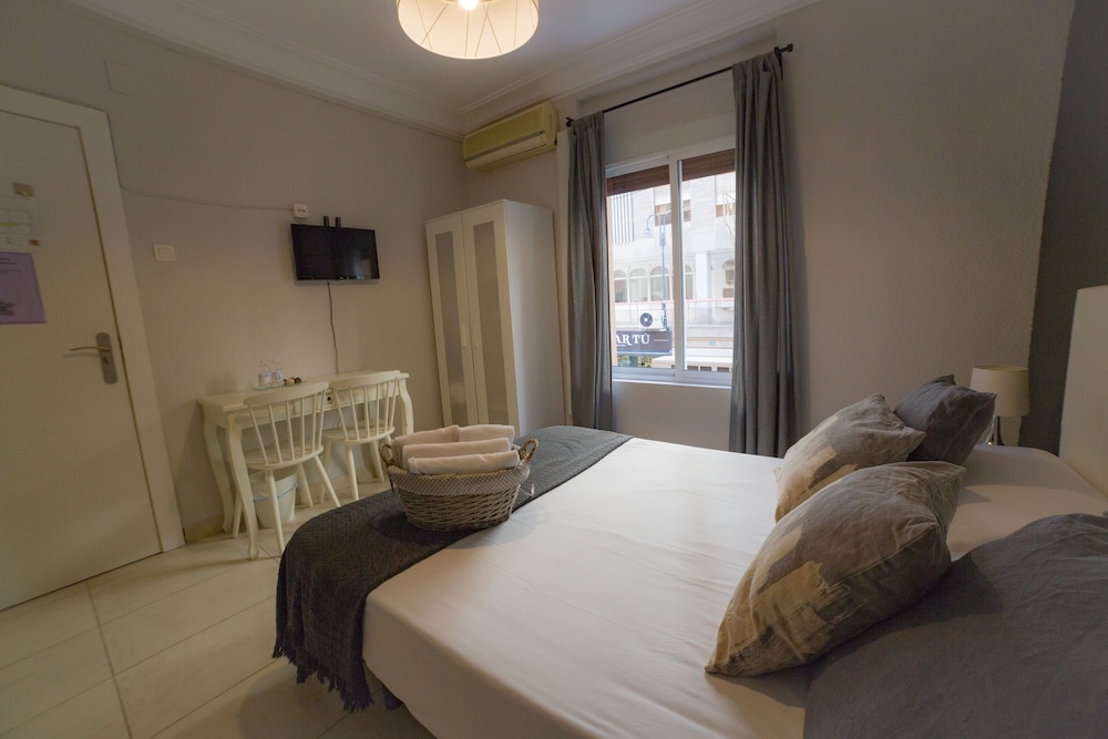 ROOM, DOUBLE BED, SHARED BATHROOM