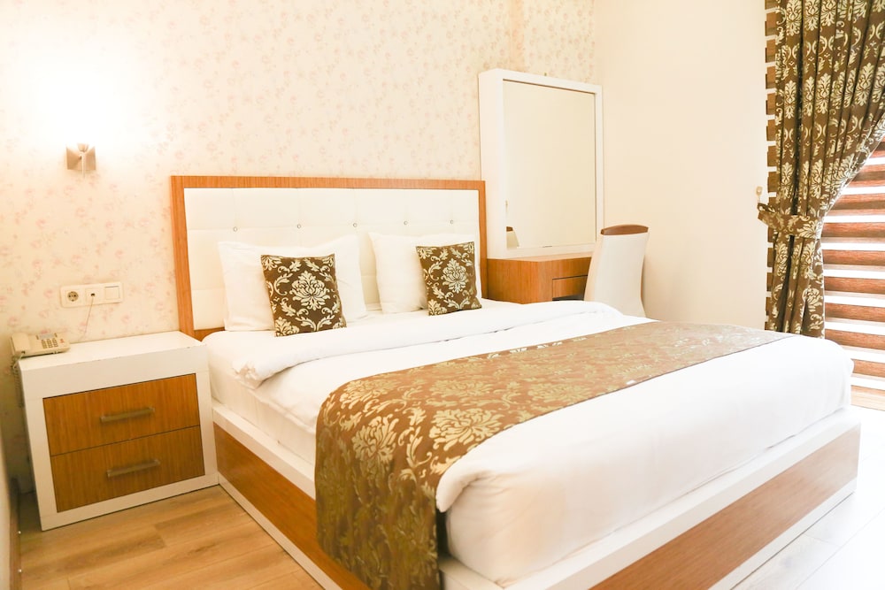 ROOM, DOUBLE OR TWIN BED