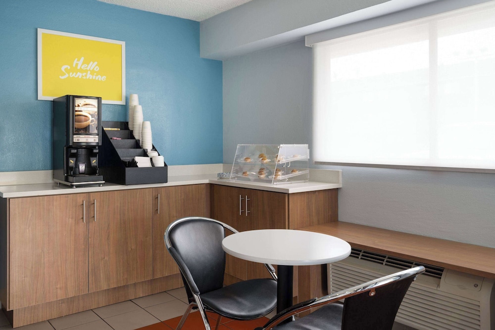 Days Inn by Wyndham Columbus/Worthington 39/43