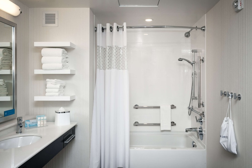 Hampton Inn Suites By Hilton Seattle Northgate 14/53