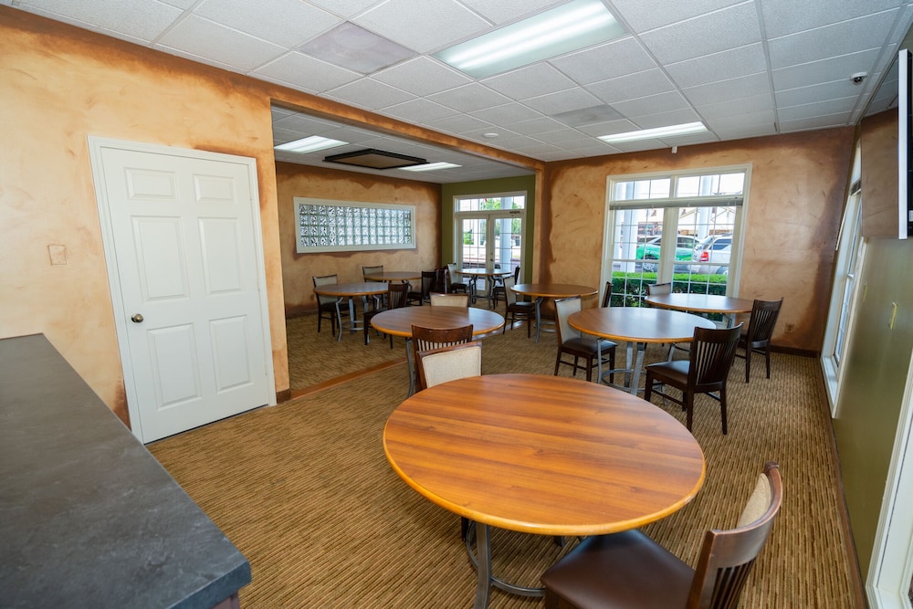 Angel Inn Near IMAX, a Travelodge by Wyndham 34/50
