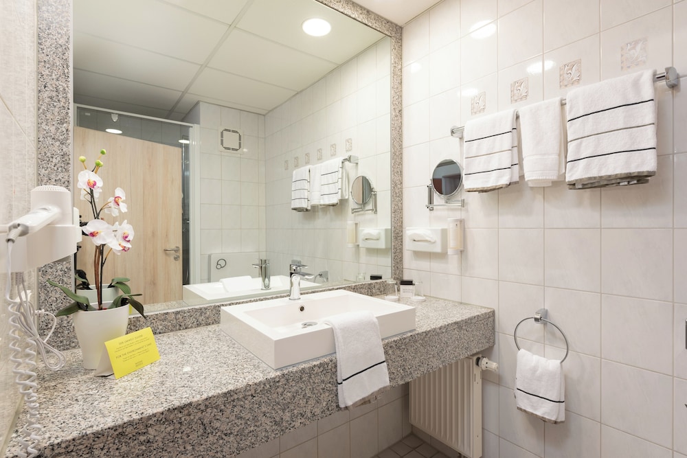 Novina Hotel Sudwestpark Nurnberg 67/68