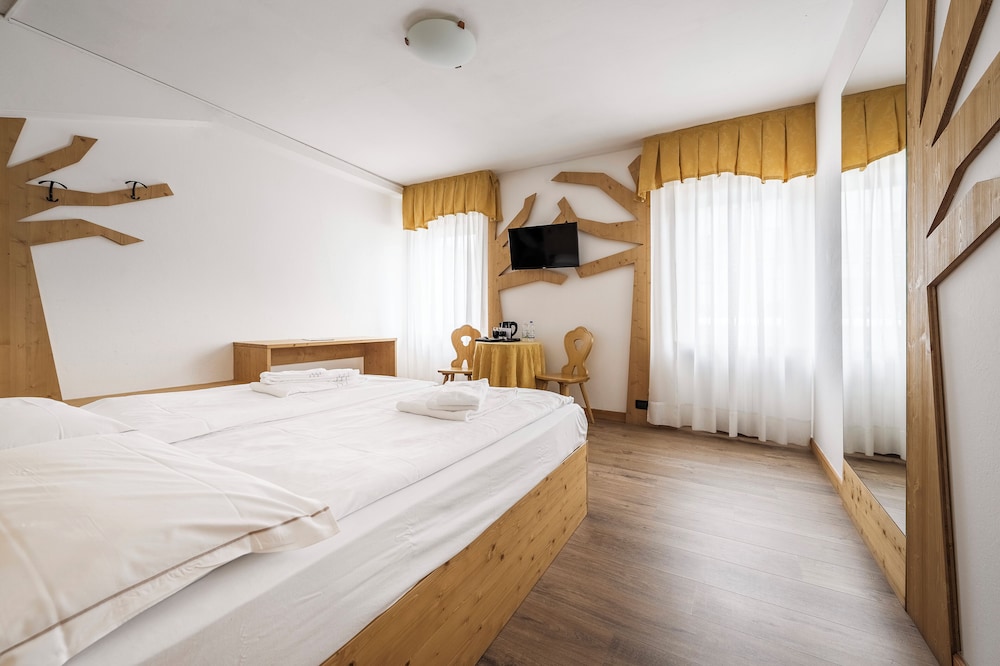 CLASSIC, DOUBLE OR TWIN BED, BALCONY