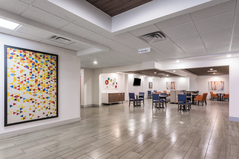 Holiday Inn Express Petersburg 15/70