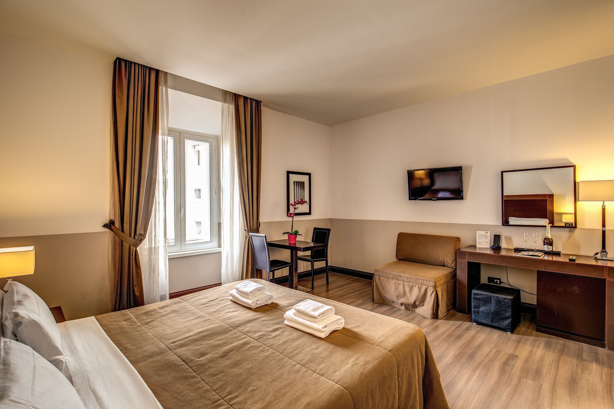 ROOM, DOUBLE OR TWIN BED