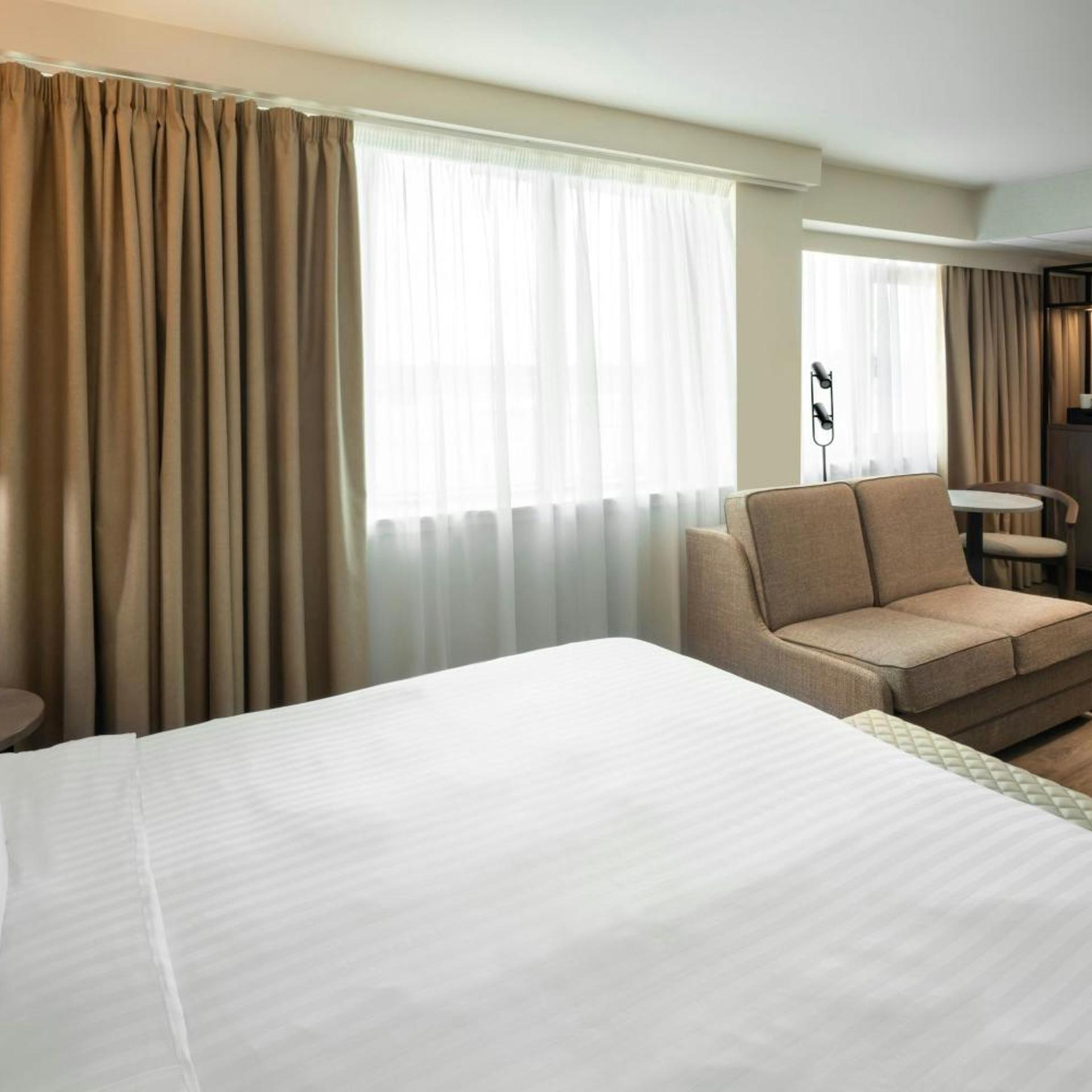 غرفة تنفيذية بسريرين منفصلين مع أريكة، AC Hotel by Marriott Birmingham NEC and Airport 3/4