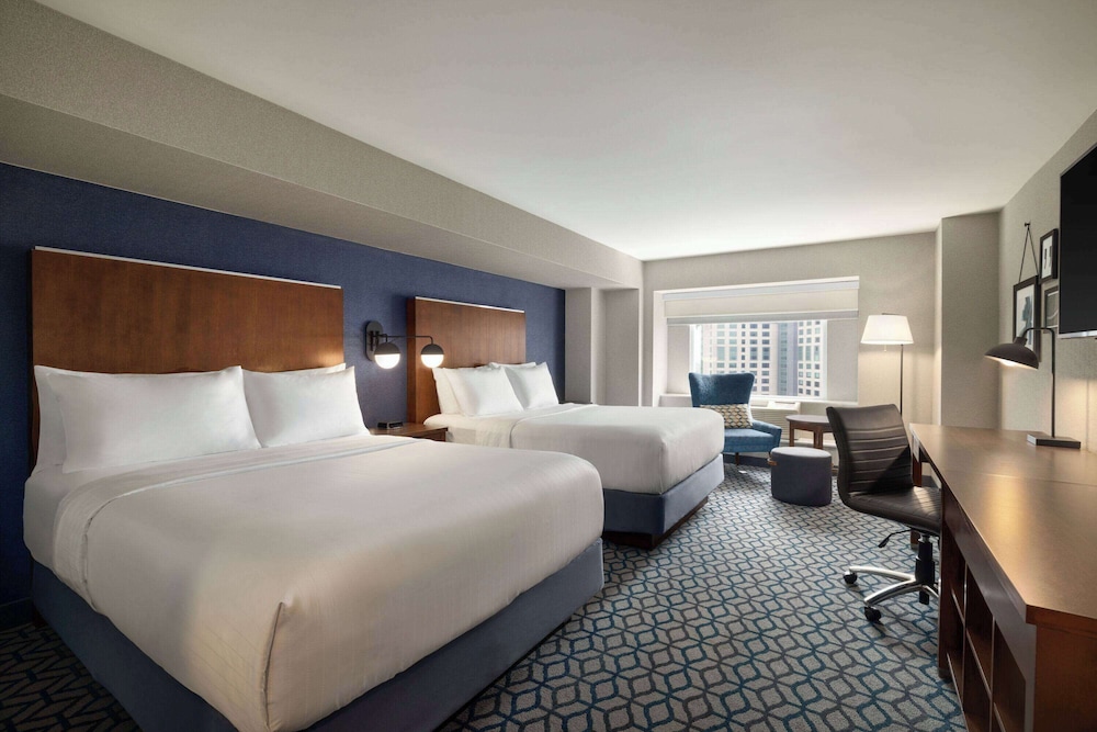 2 BEDROOMS, FAMILY SUITE, 1 KING AND 2 QUEEN BEDS