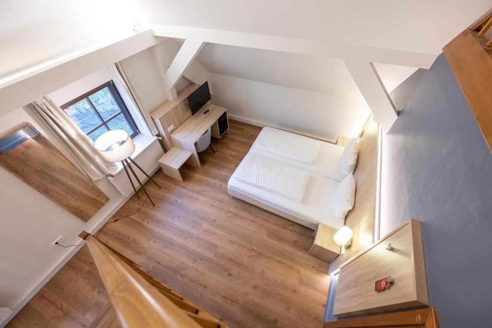 DUPLEX, ANNEX