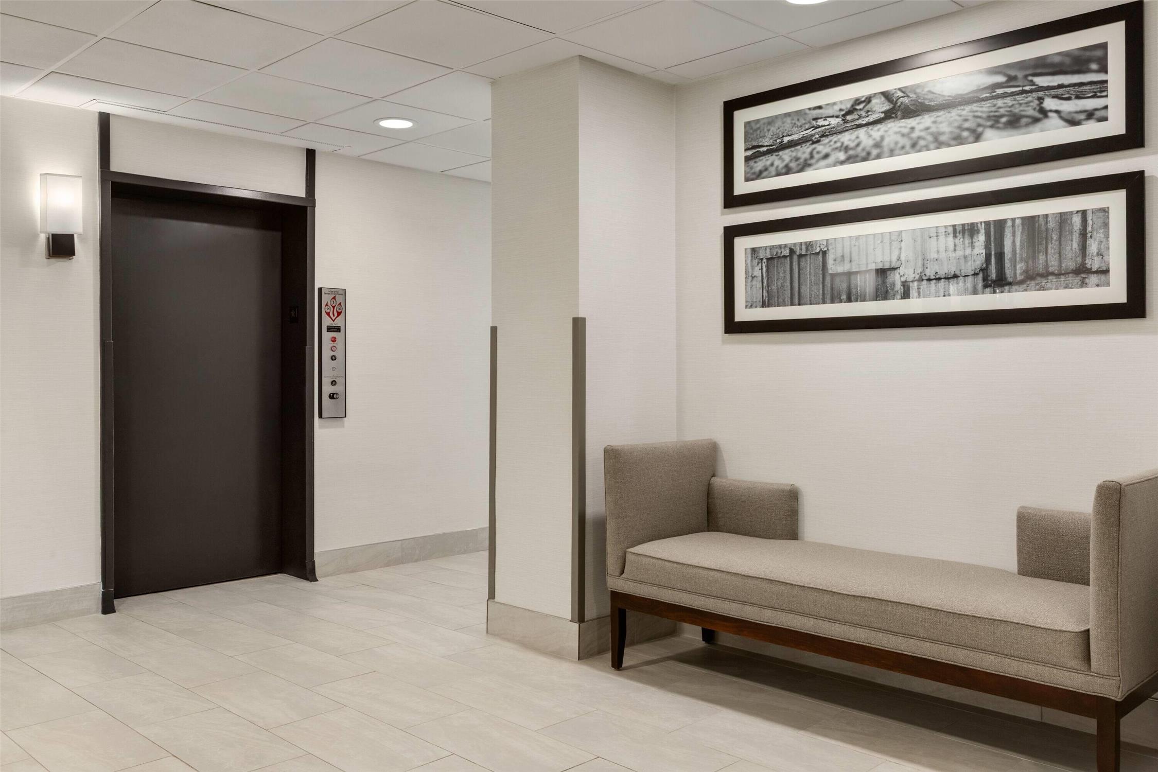 La Quinta Inn & Suites by Wyndham Dallas Arlington South 34/66