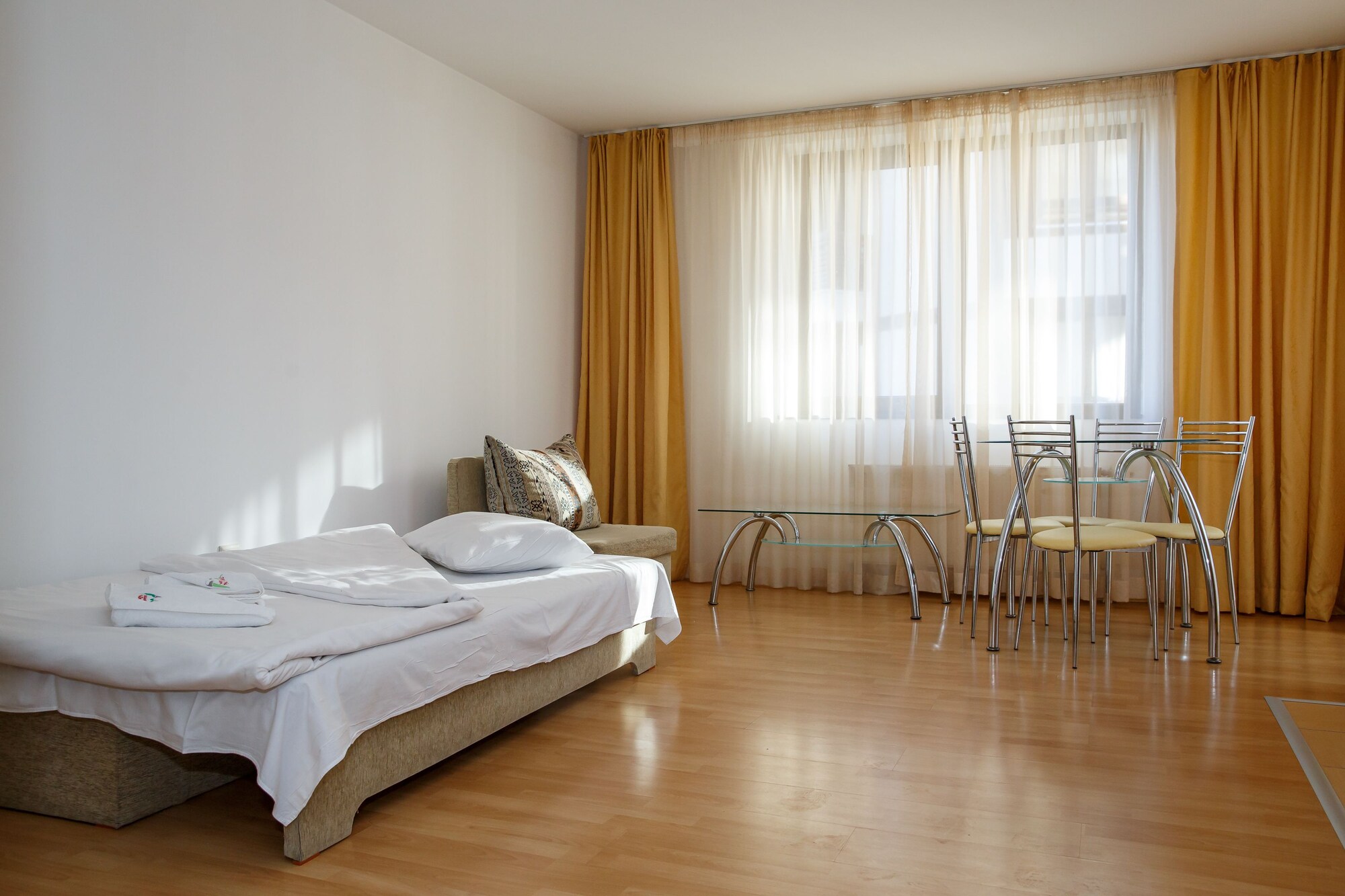 APARTMENT, TWIN BEDS
