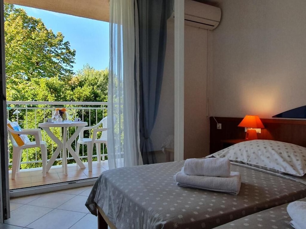 BRZET HOTEL OMIS 12/50