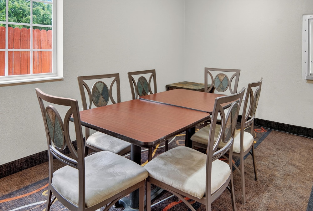 Hometown Inn Suites 39/51