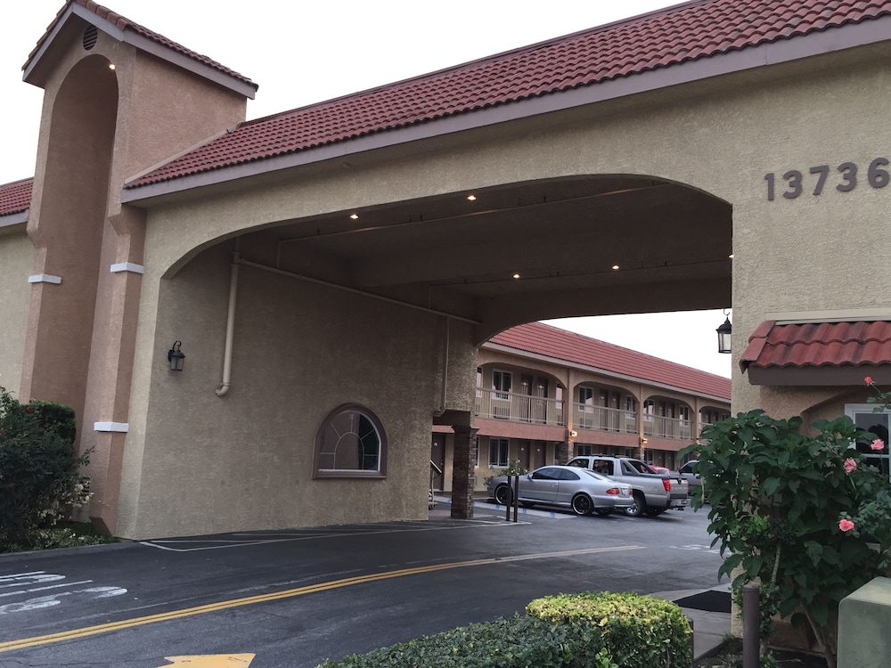 Industry Inn Amp Suites 1/60