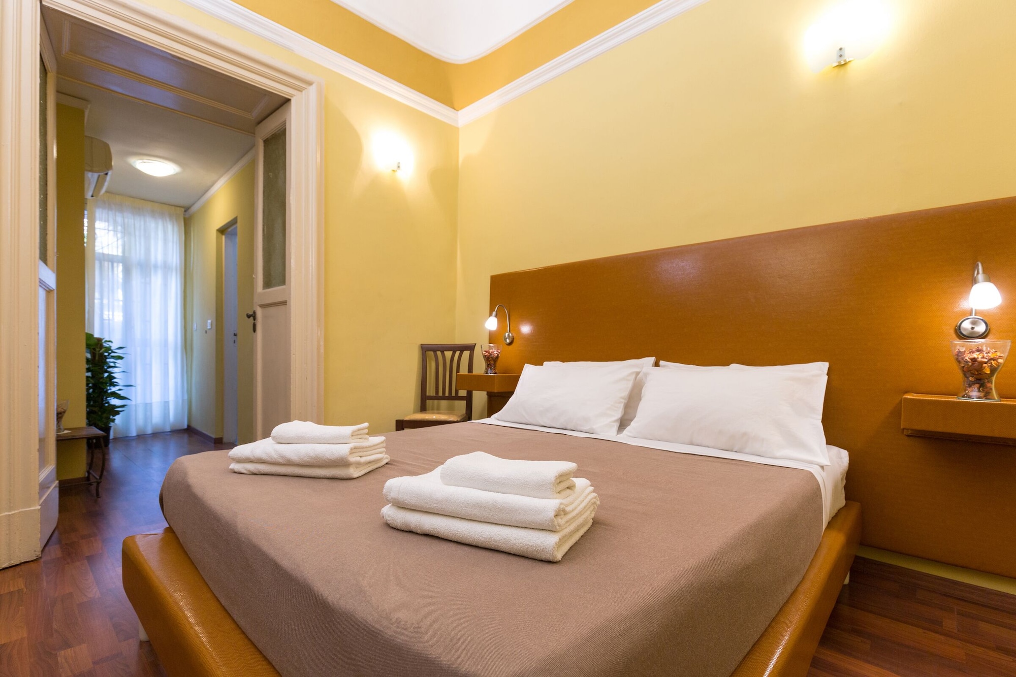 ROOM, TWIN BEDS