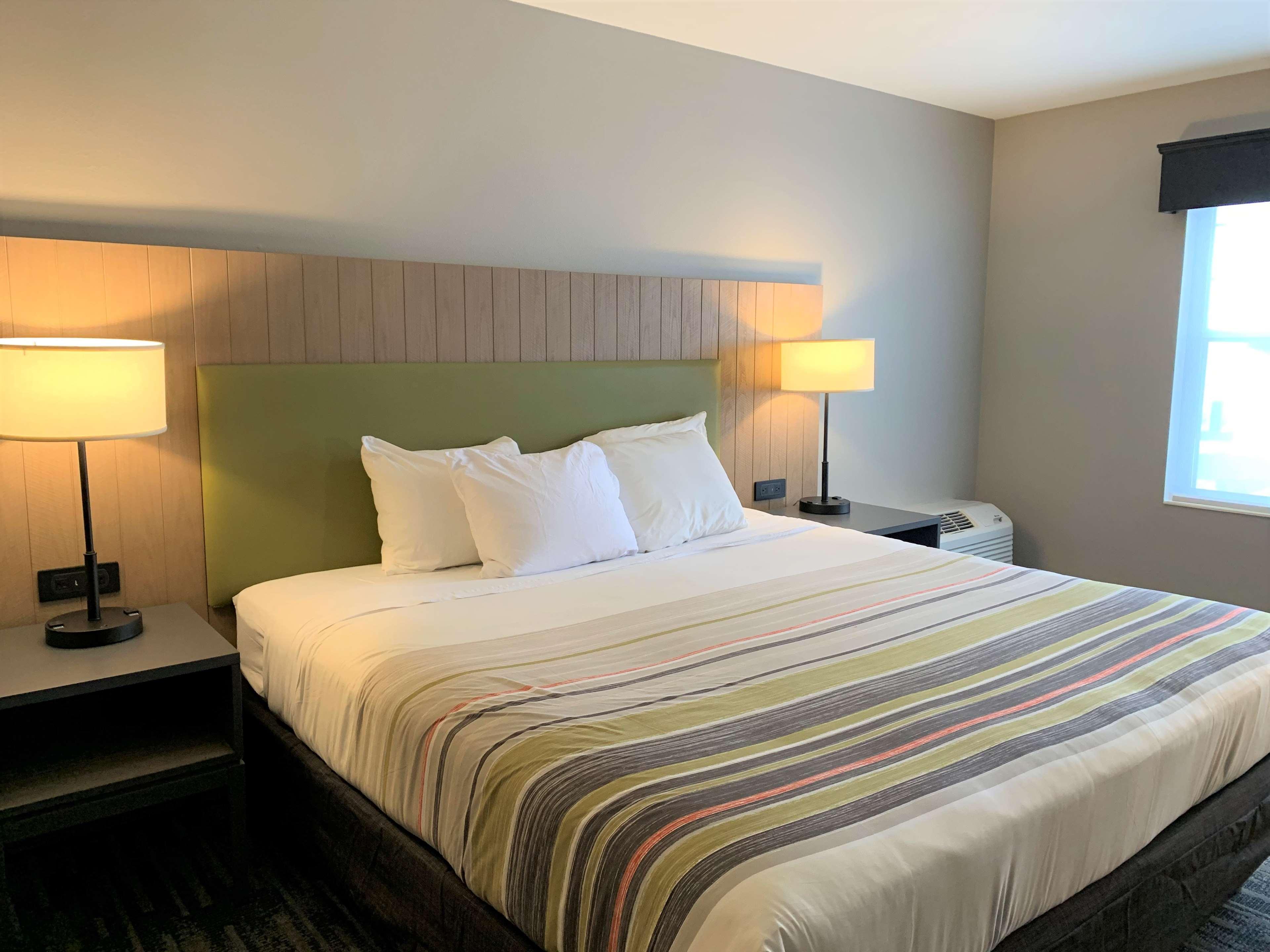 SUITE, KING BED, ACCESSIBLE
