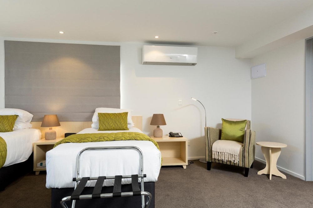 2 On Whiteleigh Motel 33/59