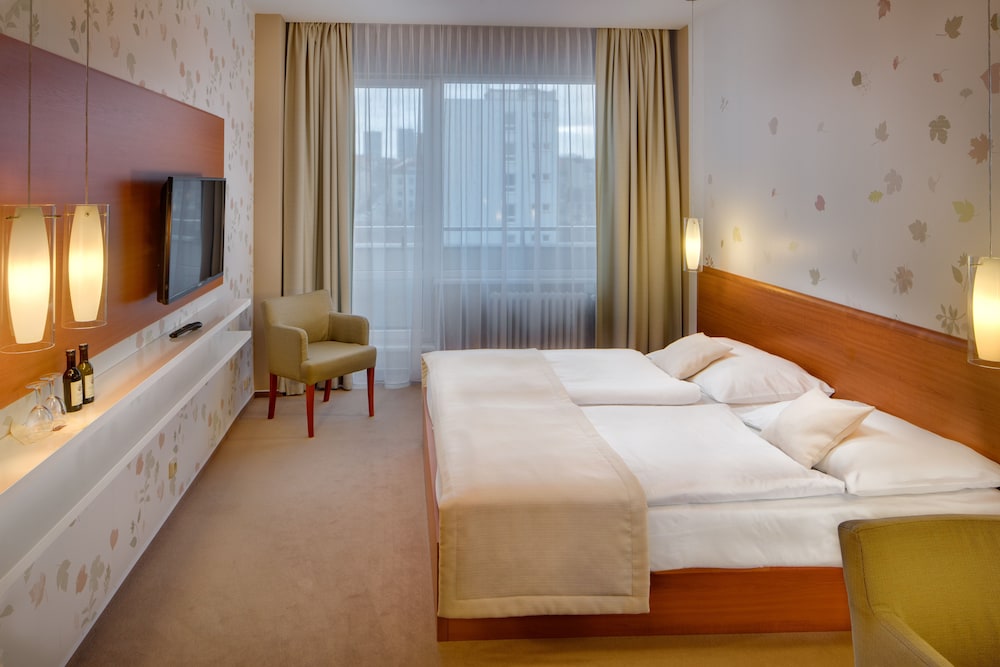 Avanti Hotel 36/72