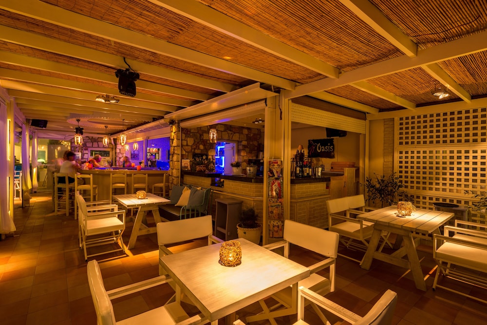 Oasis Beach Hotel Spa 58/76