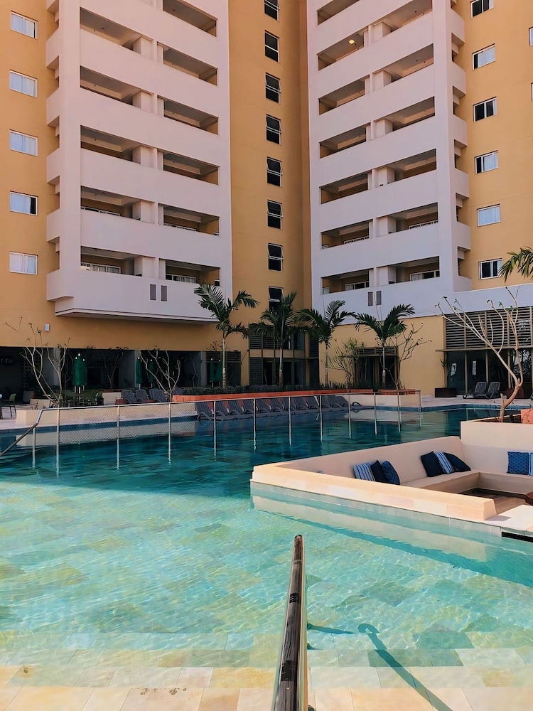 Hot Beach Suites 50/50