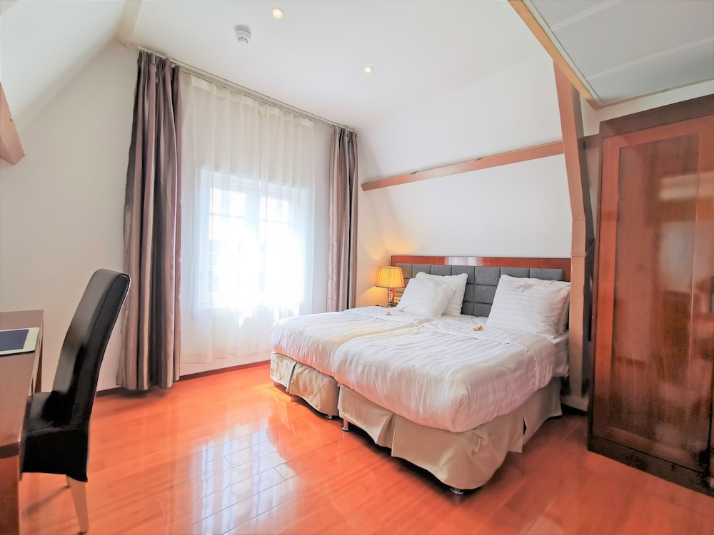 QUEEN AND TWIN BEDS, ELECTRONIC CIGARETTE ONLY