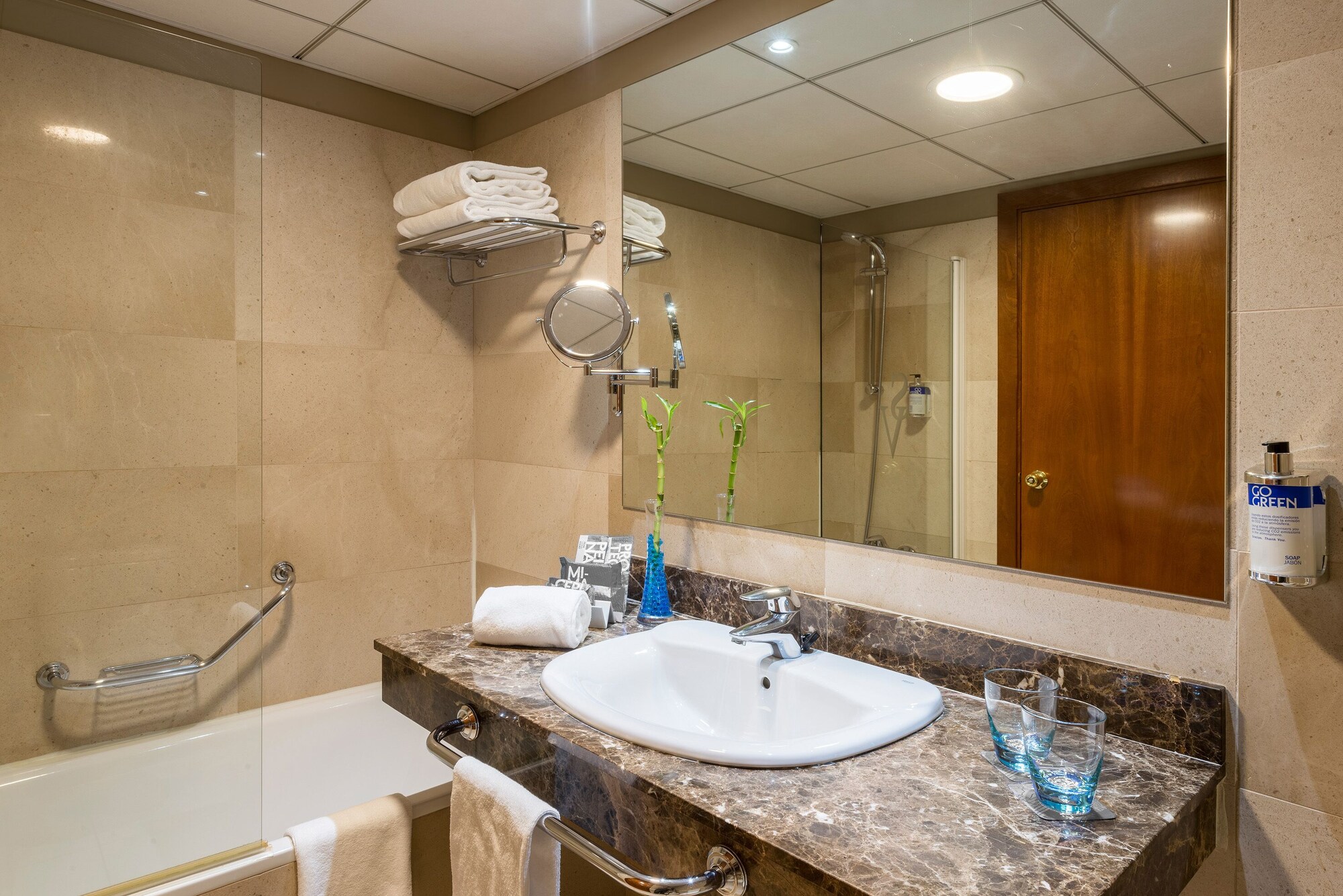 غرفة عائلية بسريرين منفصلين مع أريكة، Tryp Vielha Baqueira 9/9