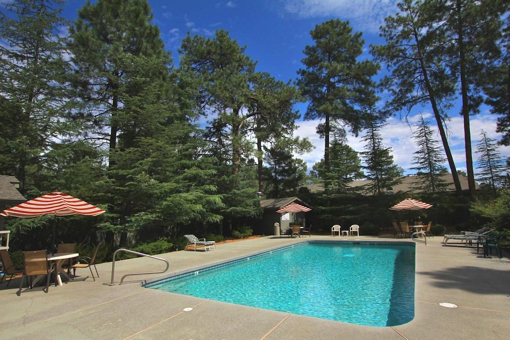 Majestic Mountain Inn 66/68