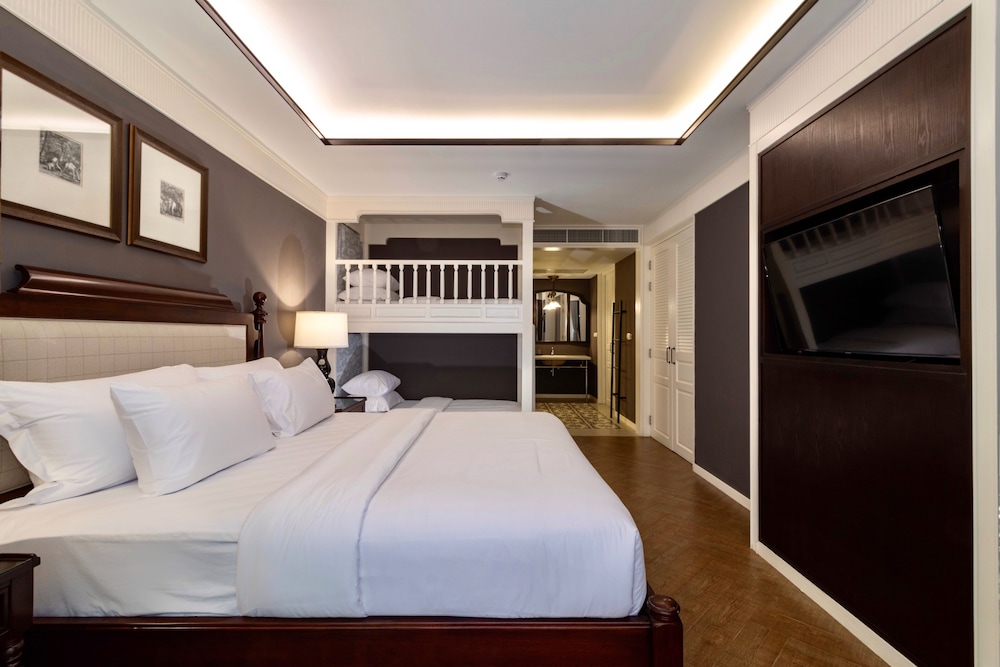 Family Suite, King Bed, Bunk Bed