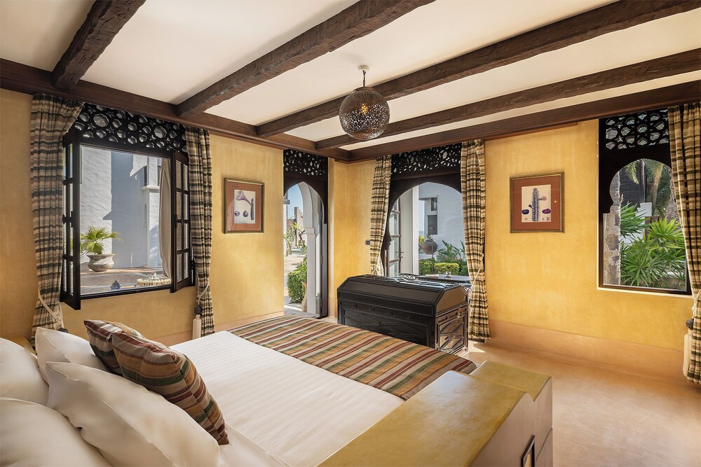 Courtyard, Deluxe, King Bed