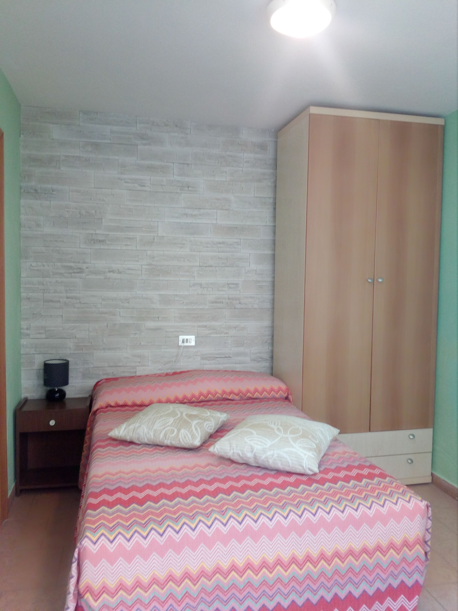 ROOM, SINGLE