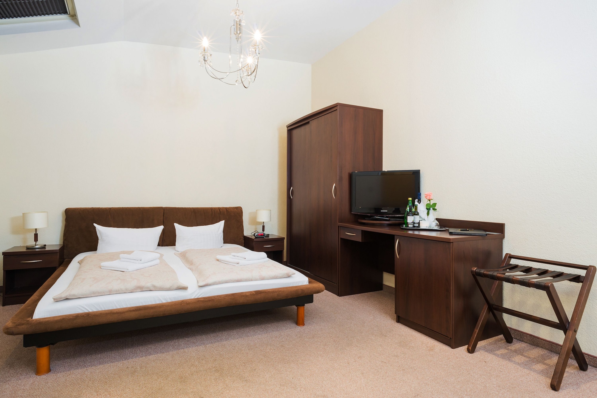 2 BEDROOMS, FAMILY, APARTMENT, NO CLEANING SERVICES, KITCHEN