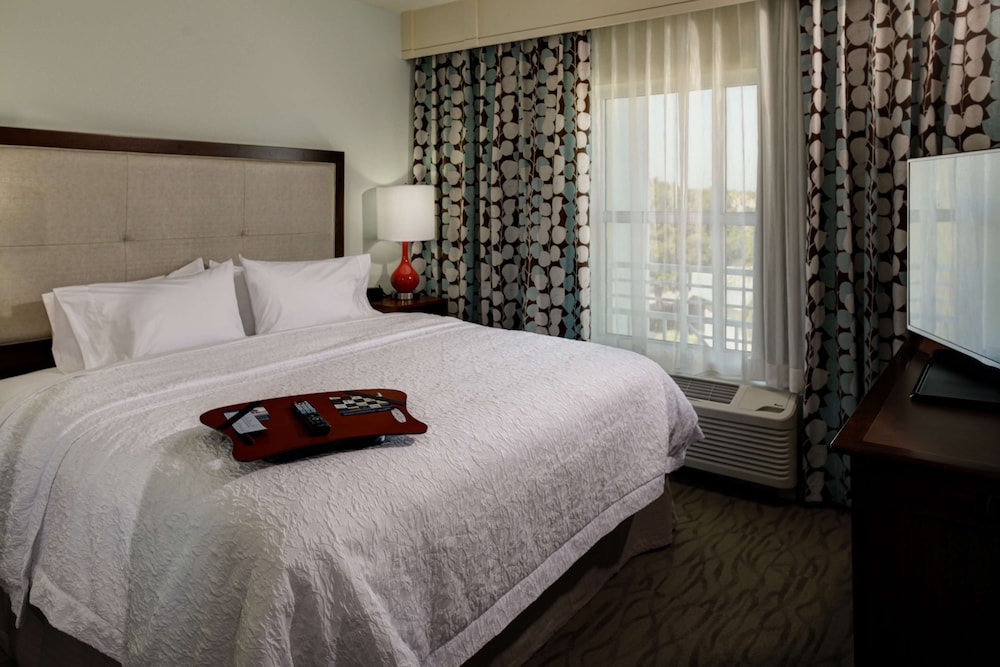 Hampton Inn and Suites Vero Beach Downtown 16/45