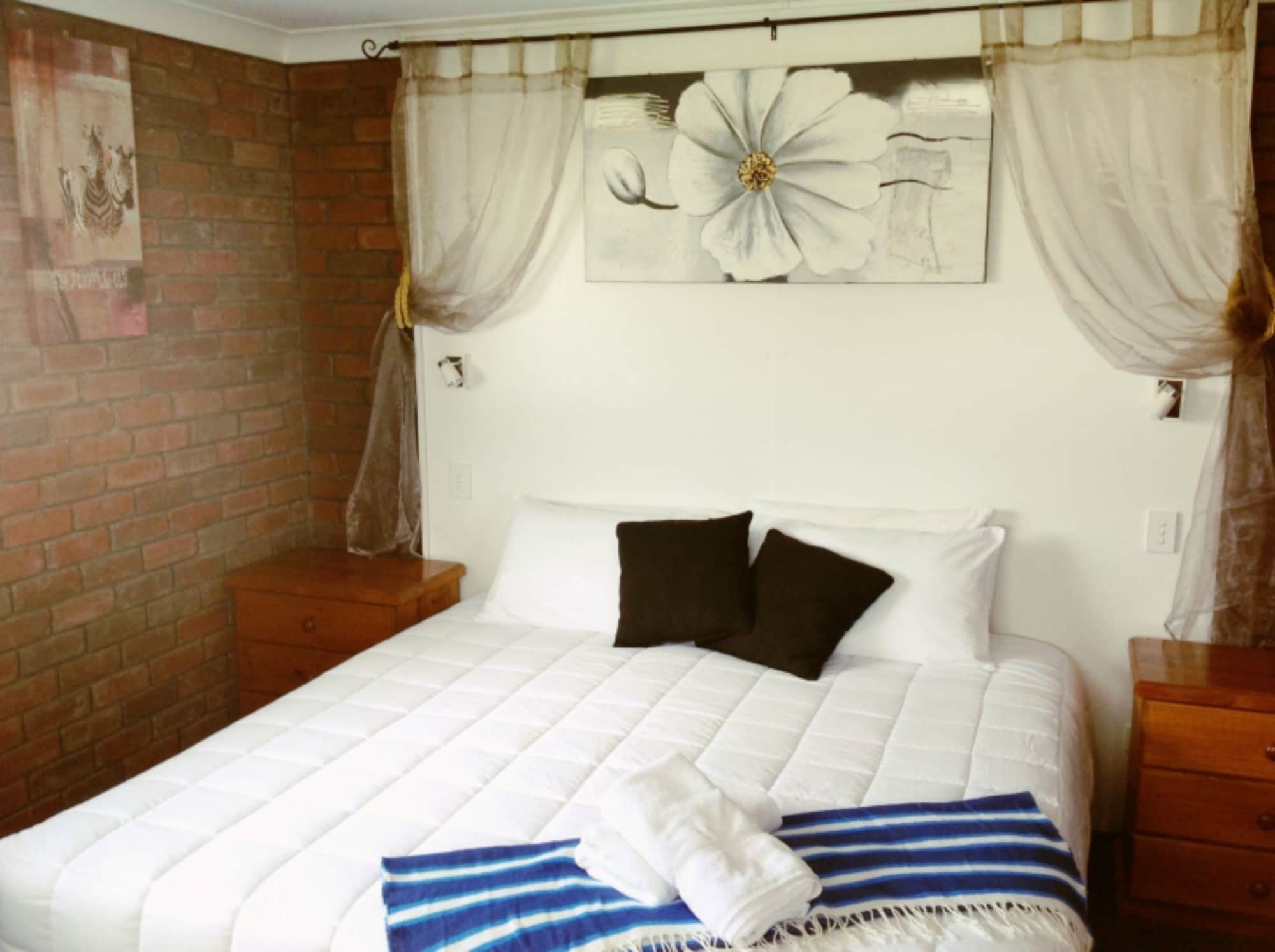 DELUXE, KING BED, JETTED TUB