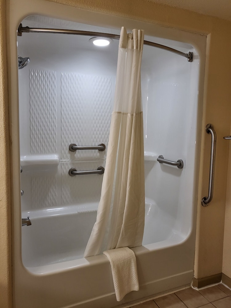 Quality Inn Tulsa-Downtown West 24/27
