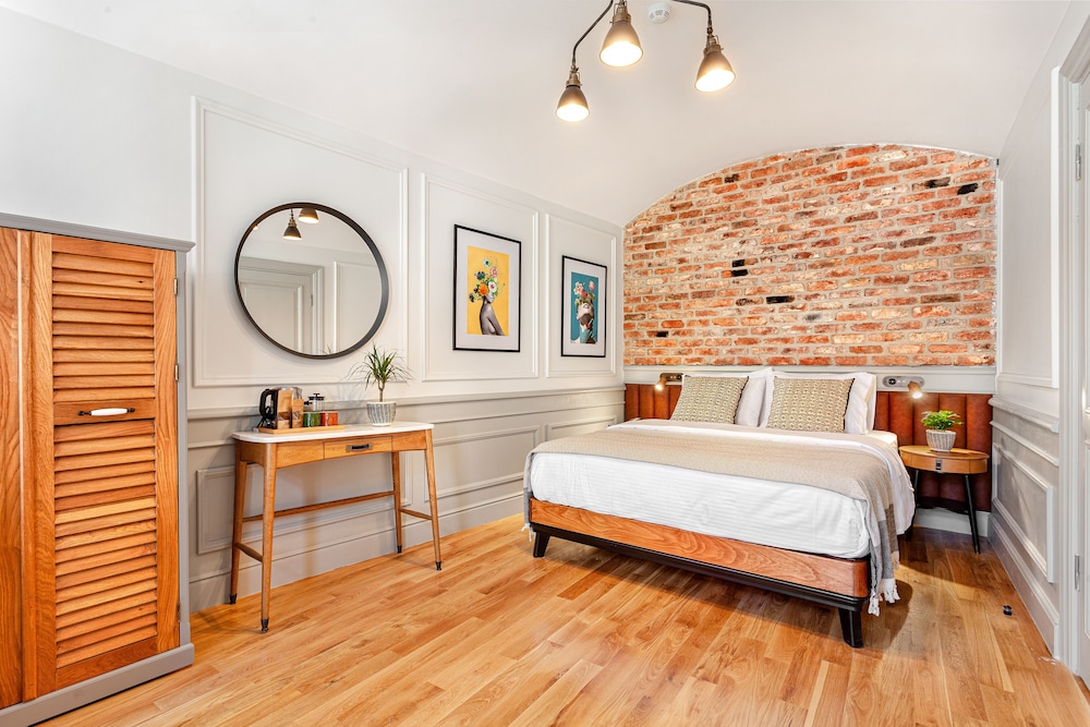 2 BEDROOMS, CONNECTING, SUITE, CITY VIEW
