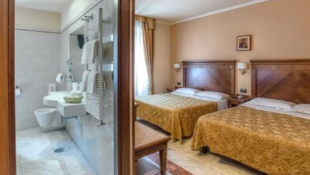 ROOM, QUADRUPLE