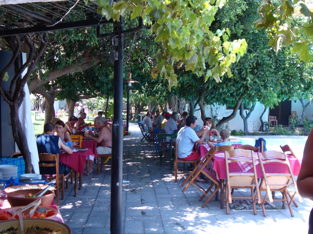 Oasis Hotel Bungalows 45/64