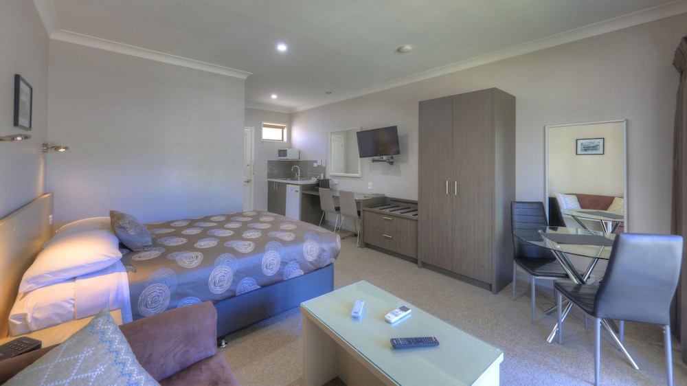 Barrass John Bright Motor Inn 19/43