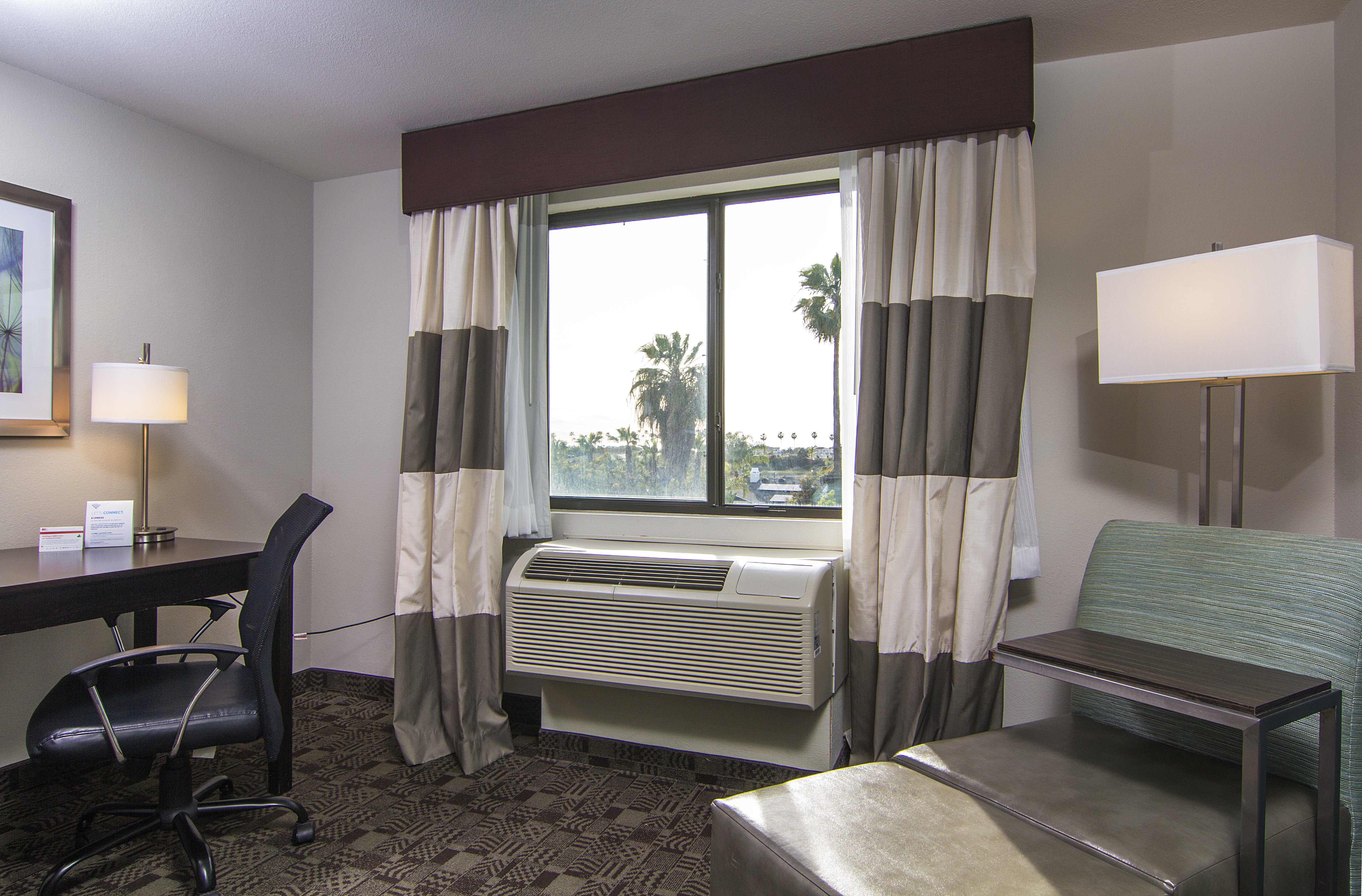 Holiday Inn Express Hotel & Suites Carlsbad Beach 33/45