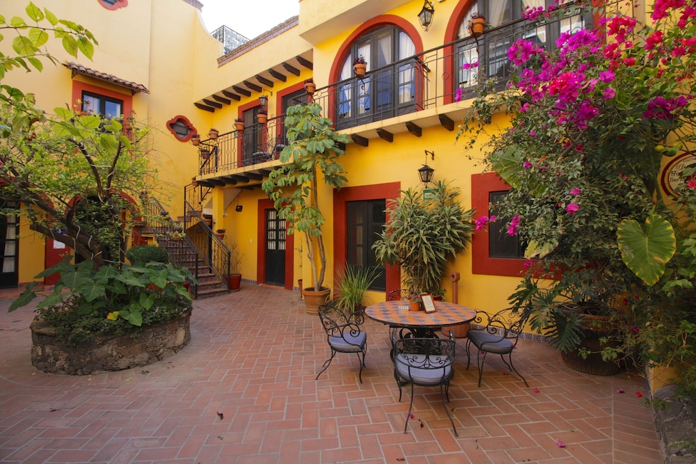 Casa Mia Suites 62/72