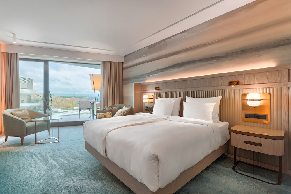 Deluxe, King Bed, Side View